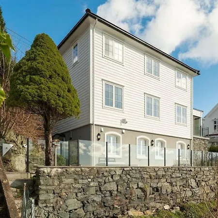Вилла Dinbnb Homes I Luxury With Hot Tub & Views Берген