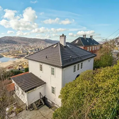 Вилла Dinbnb Homes I Luxury With Hot Tub & Views Берген