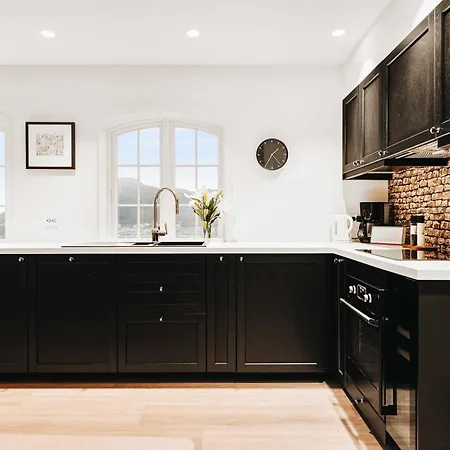 Вилла Dinbnb Homes I Luxury With Hot Tub & Views